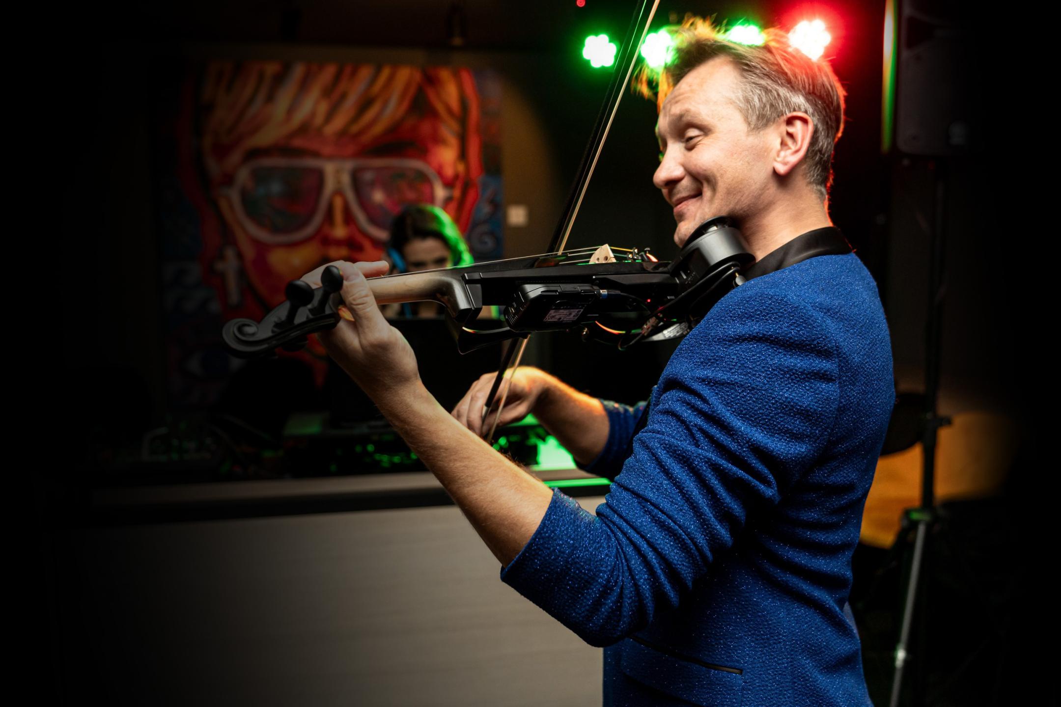 Event Violinist Alvio mit E-Violine bei einer Live-Performance